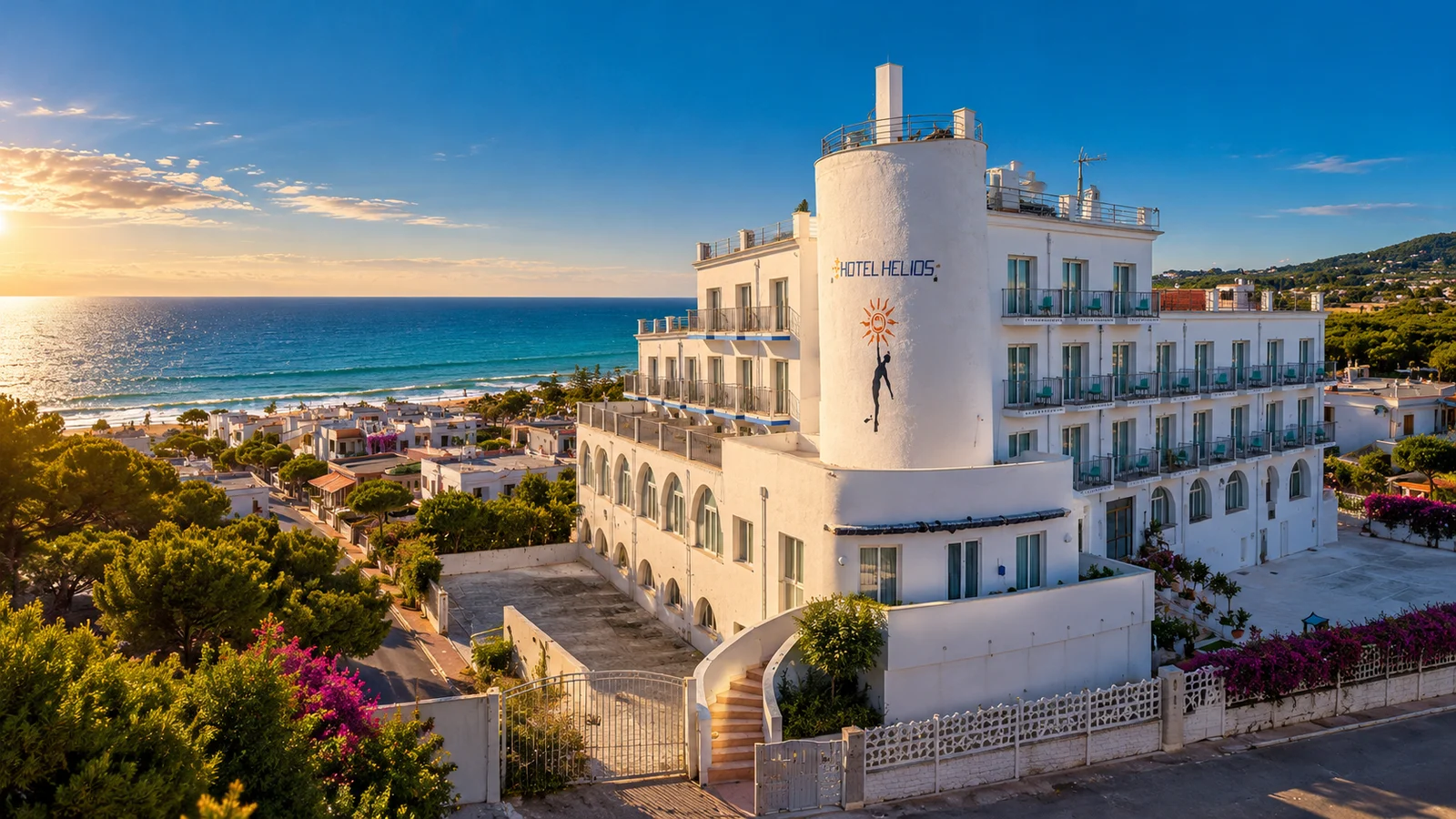 Copertina panoramica dell'Hotel Helios sul litorale del Gargano, con luce dorata sul mare