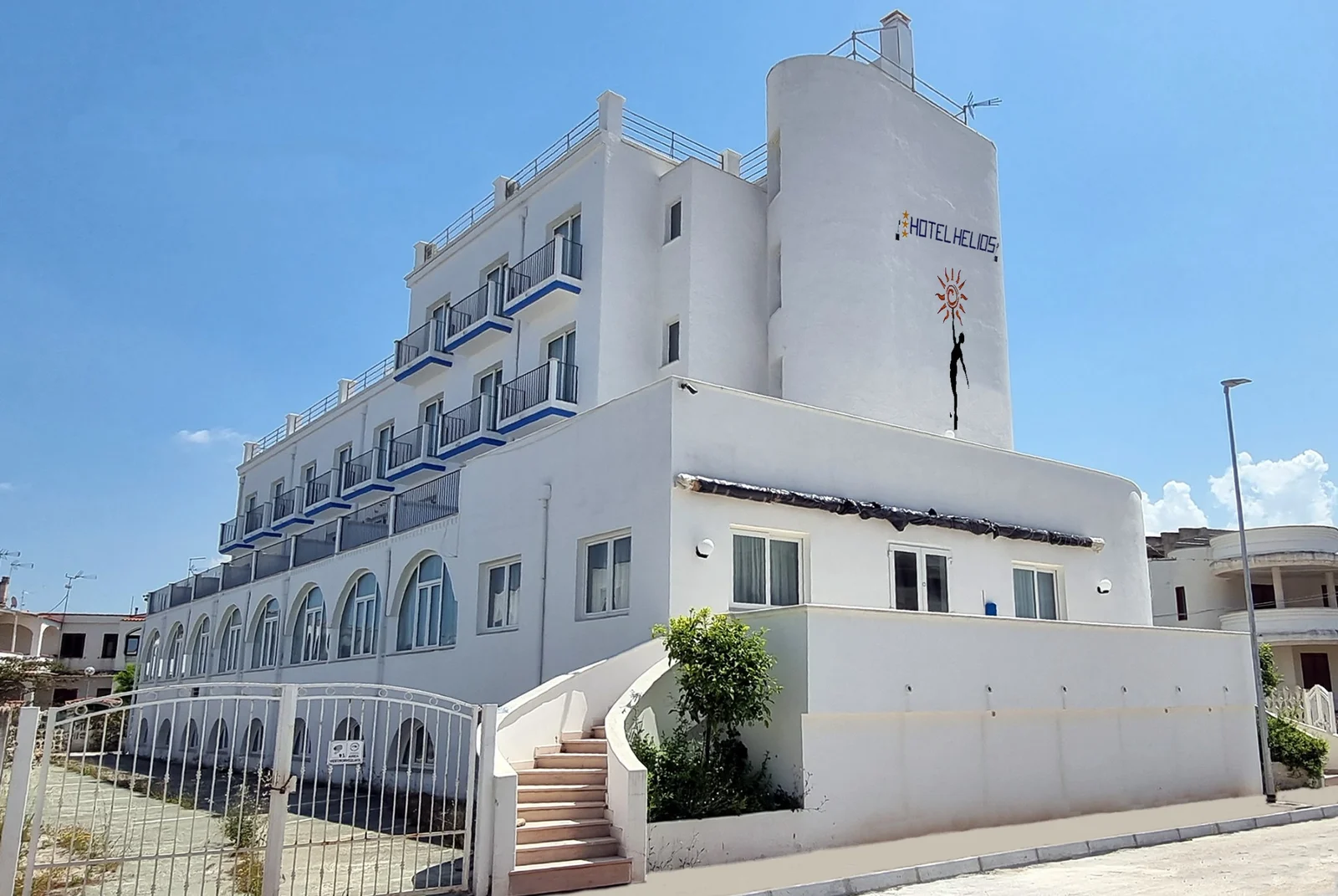 Facciata dell'Hotel Helios a Lido del Sole