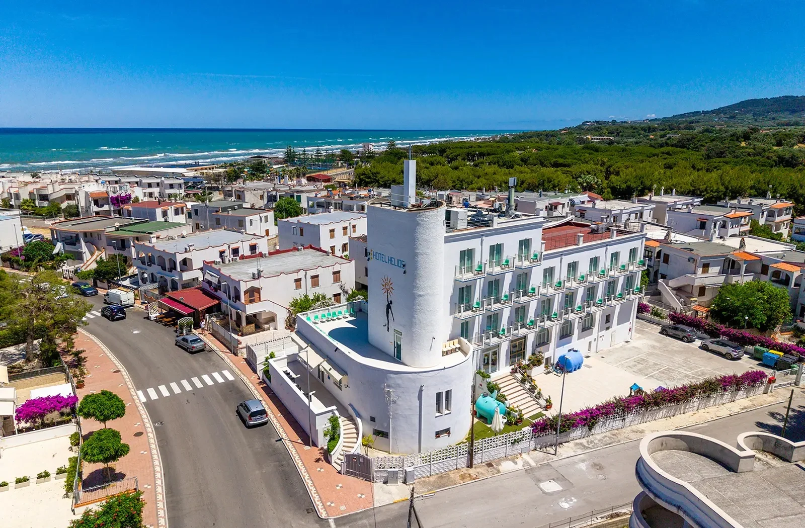 Vista aerea dell'Hotel Helios e della costa di Lido del Sole