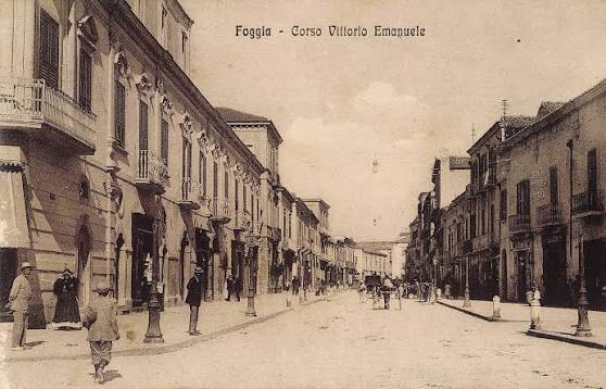 Cartolina storica in tonalità seppia con la scritta Foggia – Corso Vittorio Emanuele